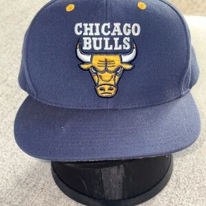 CHICAGO BULLS “RARE” Mitchell & Ness Navy and Yellow Team Cap(126)